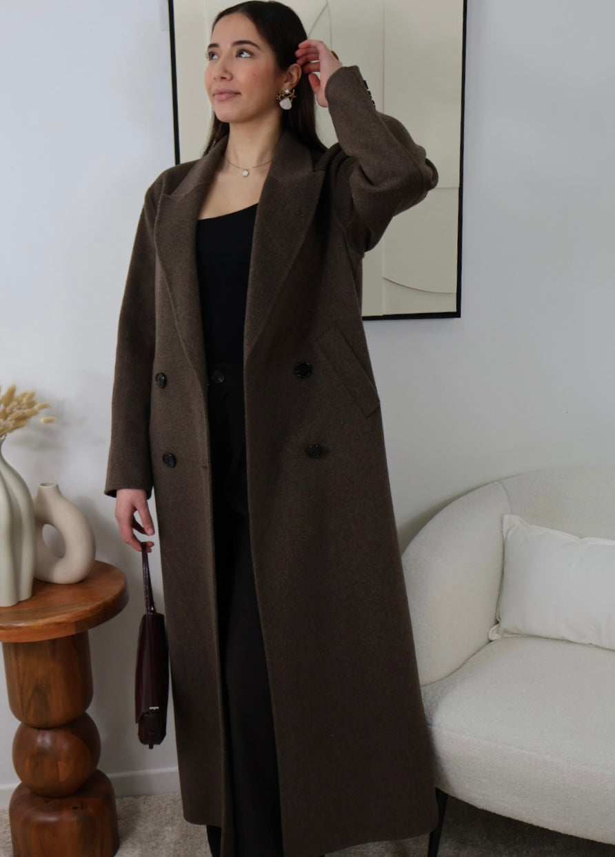 Manteau à col à revers, confortable et chaud
Optez pour l’élégance avec notre manteau à col à revers, alliant style et confort. Il se ferme avec quatre boutons sur le devant et dispose de boutons sur chaque manche pour une touche sophistiquée. Les poches sur les côtés ajoutent une fonctionnalité pratique, tandis qu’une fente au milieu du dos assure une liberté de mouvement. Fabriqué à la main avec une finition de haute qualité, ce manteau est parfait pour vous tenir chaud pendant les mois froids. Disponibl