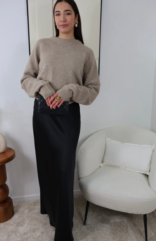 Jupe extra longue en satin noir avec fermeture éclair latérale, conçue pour sublimer la silhouette et offrir un ajustement parfait. Idéale pour les grandes tailles, cette jupe fluide est disponible en plusieurs couleurs. Modèle porté en taille M, longueur 112 cm