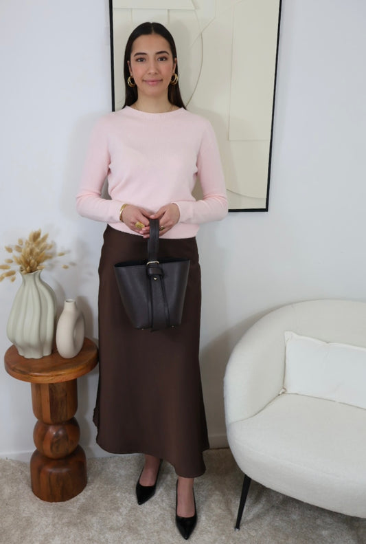 Jupe mi-longue en tissu fluide chocolat, fermeture éclair sur le côté pour un enfilage facile. Longueur de 90 cm, idéale pour un look élégant et féminin. Disponible en 100 % polyester, parfaite pour les occasions spéciales et les sorties.