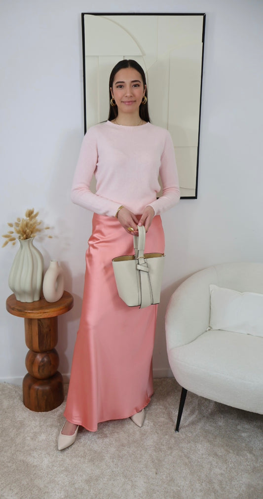 Titre SEO : Jupe Extra Longue en Satin Bordeaux - Élégance pour Grandes Tailles
Texte alternatif SEO : Jupe extra longue en satin rose, idéale pour sublimer votre silhouette. Dotée d’une fermeture éclair sur le côté pour un enfilage facile, elle est disponible en tailles S, M et L (110 à 114 cm). Conçue pour les grandes tailles, cette pièce fluide en 100 % polyester ajoute une touche de glamour à votre garde-robe.