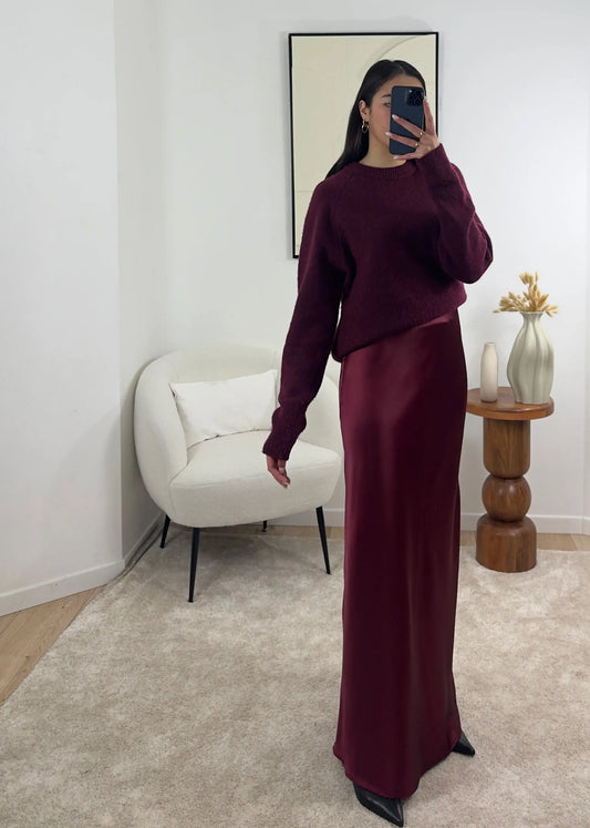 Optez pour cette jupe extra longue en satin, parfaite pour ajouter une touche de glamour à votre garde-robe. Sa fermeture éclair sur le côté facilite l’enfilage tout en garantissant un ajustement optimal. Confectionnée dans un tissu fluide, elle est disponible dans plusieurs couleurs pour s’adapter à toutes vos envies. Cette jupe est idéale pour sublimer la silhouette, en particulier pour les grandes tailles.