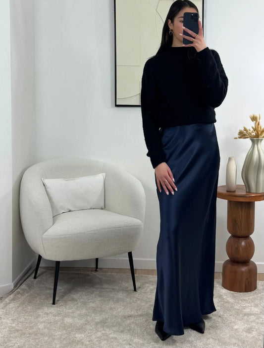 Optez pour cette jupe extra longue en satin, parfaite pour ajouter une touche de glamour à votre garde-robe. Sa fermeture éclair sur le côté facilite l’enfilage tout en garantissant un ajustement optimal. Confectionnée dans un tissu fluide, elle est disponible dans plusieurs couleurs pour s’adapter à toutes vos envies. Cette jupe est idéale pour sublimer la silhouette, en particulier pour les grandes tailles.