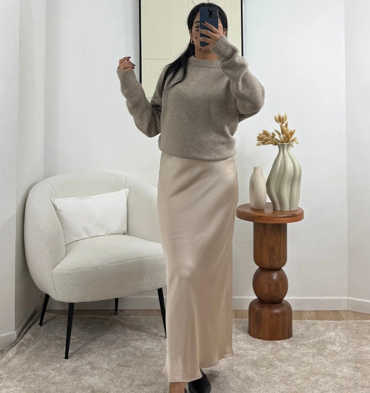 Jupe en satin fluide couleur beuge
Ajoutez une touche sophistiquée à votre garde-robe avec cette jupe en satin fluide couleur Berfundy. Sa taille haute et son élastique large à l’intérieur offrent un maintien optimal tout en restant invisible, créant une silhouette élégante et épurée. Parfaite pour les occasions spéciales et les sorties.