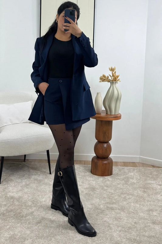 Découvrez cette jupe short portefeuille, idéale pour un look élégant et décontracté. Sa fermeture à bouton à l’avant assure un ajustement parfait. Conçue en tissu épais, elle offre un excellent maintien. Pour un style coordonné, cette jupe est également disponible avec une veste assortie.