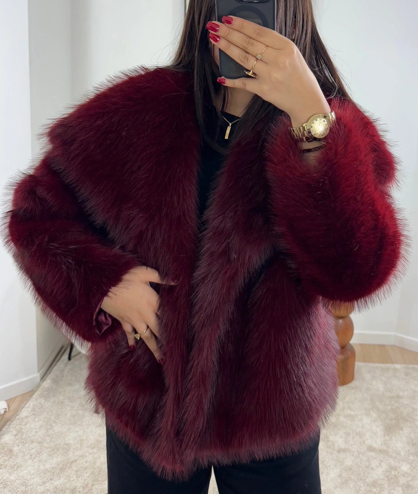 Manteau élégant bordeaux avec col à revers
Découvrez notre manteau chic avec col à revers, parfait pour ajouter une touche d’élégance à votre garde-robe. Doté de manches longues et de poches discrètes sur les côtés, il se ferme avec des boutons à pression dissimulés pour un look épuré. Sa doublure en polyester assure un confort supplémentaire, tandis que le tissu doux et confortable vous protège des intempéries. Disponible en deux tailles : S/M (longueur 58 cm, largeur 60 cm) et L/XL (longueur 60 cm, la