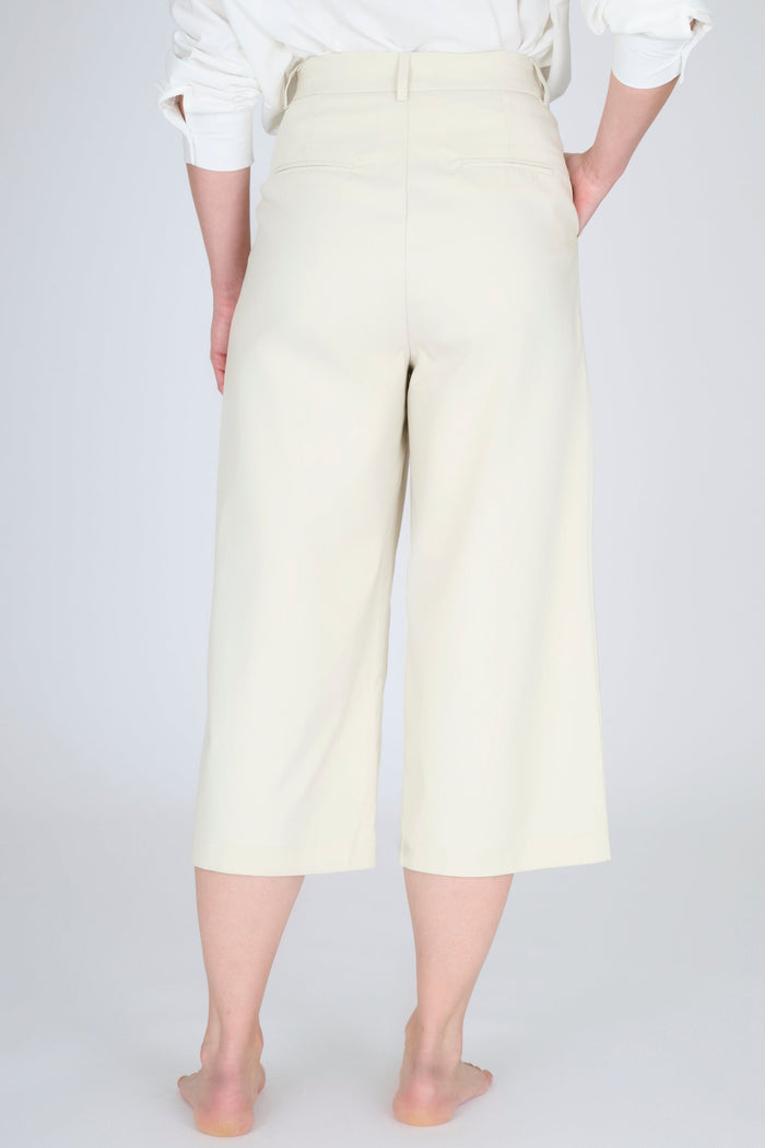 Pantalon fluide femme : comment le porter ?