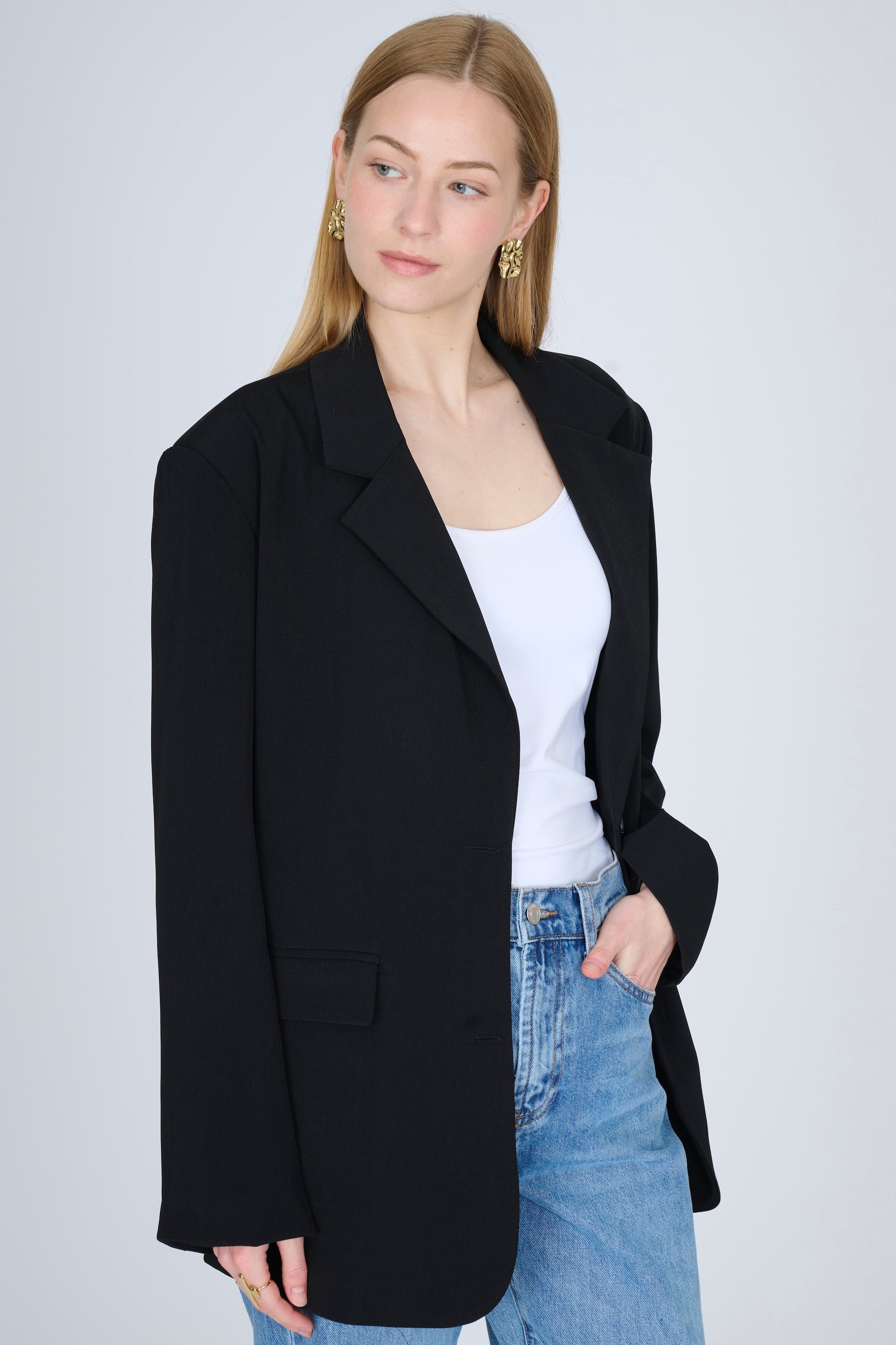 Blazer noir femme, coupe structurée pour le bureau et le soir
