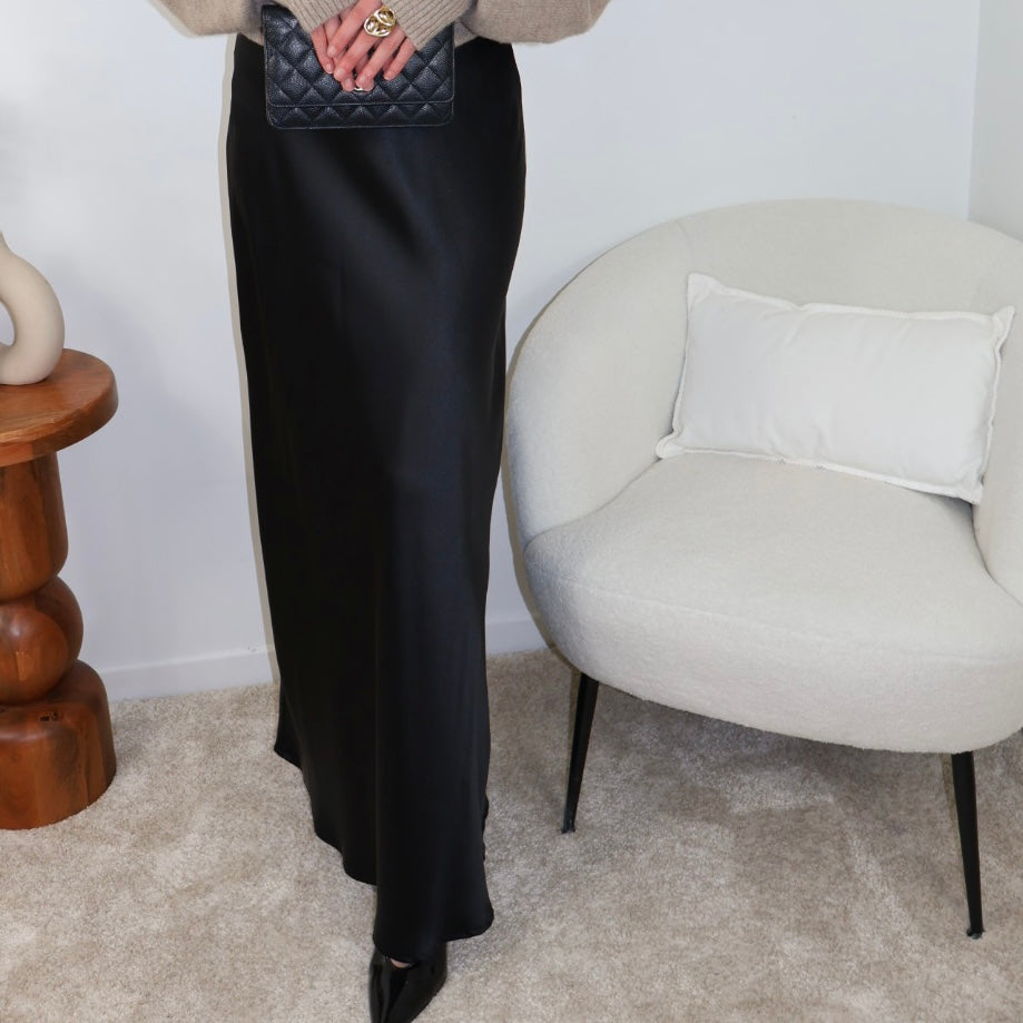 Optez pour cette jupe extra longue en satin, parfaite pour ajouter une touche de glamour à votre garde-robe. Sa fermeture éclair sur le côté facilite l’enfilage tout en garantissant un ajustement optimal. Confectionnée dans un tissu fluide, elle est disponible dans plusieurs couleurs pour s’adapter à toutes vos envies. Cette jupe est idéale pour sublimer la silhouette, en particulier pour les grandes tailles.