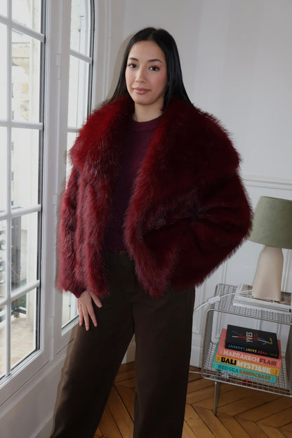 Hochwertiger, weinroter Kunstpelzmantel