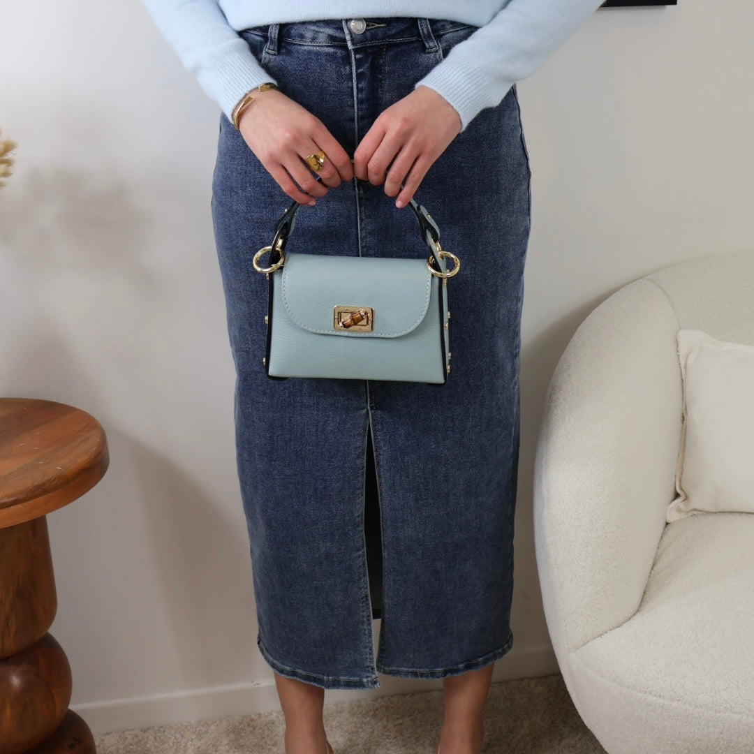 Jupe longue en jean bleu avec fente élégante

Optez pour un style décontracté avec notre jupe longue en jean bleu. Elle se ferme avec un bouton et une fermeture éclair, accompagnée de passants pour ceinture afin d’assurer un ajustement optimal. Dotée de deux poches sur le devant et deux à l’arrière, cette jupe combine fonctionnalité et style. La fente sur le devant ajoute une touche moderne à votre look. Avec une longueur de 89 cm, elle est parfaite pour toutes les occasion
