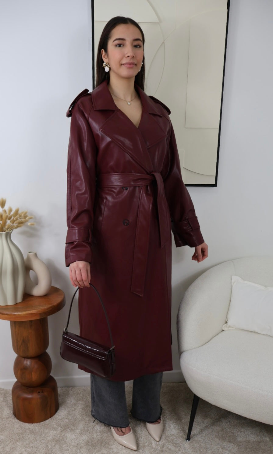 Trench-coat bordeaux en similicuir alliant élégance et style

Ajoutez une touche de sophistication à votre garde-robe avec notre trench-coat bordeaux en similicuir, conçu pour allier élégance et modernité. Sa taille ceinturée assure un ajustement parfait, tandis que les épaulettes et les bretelles au poignet créent une silhouette structurée et raffinée. Doté d’un empiècement au dos et d’une fermeture à double boutonnage, ce trench-coat se distingue par son allure chic. Doublé pour un confort optimal, il pré