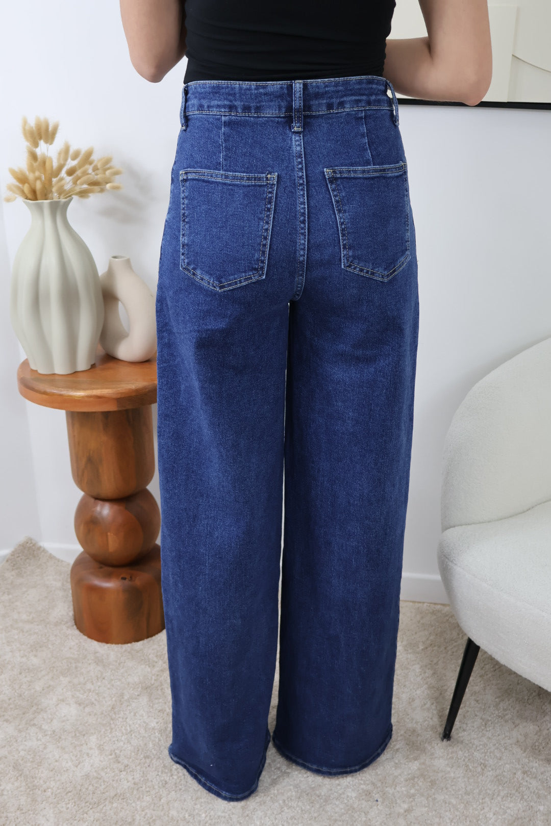 LANGE MEL-JEANS MIT WEITEM Bein