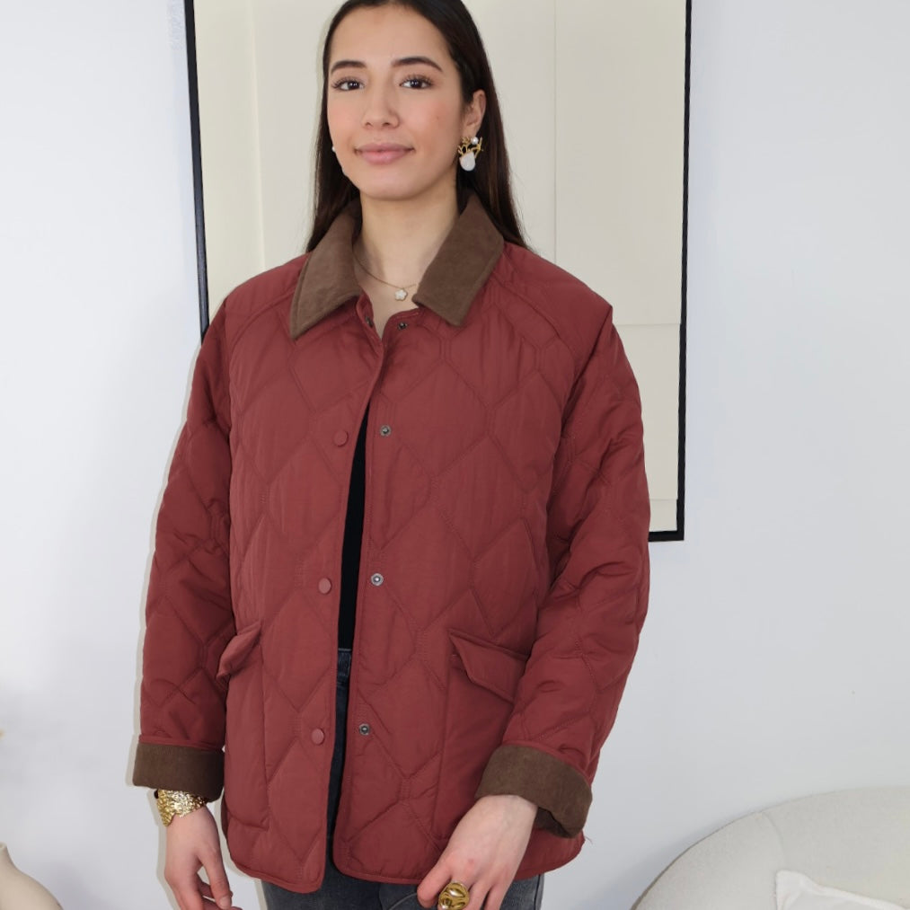 Veste matelassée bordeaux avec finition en velours

Ajoutez une touche de sophistication à votre garde-robe avec notre veste matelassée bordeaux. Dotée de deux grandes poches à l’avant pour un look pratique, elle se ferme facilement par des boutons à pression. L’intérieur des manches en velours marron et le col à revers en velours marron apportent une finition élégante et raffinée. Idéale pour les journées fraîches, cette veste combine confort et style avec brio.