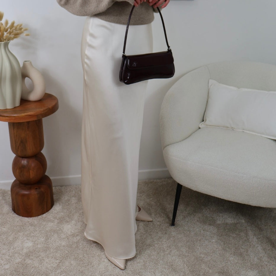 Optez pour cette jupe extra longue en satin, parfaite pour ajouter une touche de glamour à votre garde-robe. Sa fermeture éclair sur le côté facilite l’enfilage tout en garantissant un ajustement optimal. Confectionnée dans un tissu fluide, elle est disponible dans plusieurs couleurs pour s’adapter à toutes vos envies. Cette jupe est idéale pour sublimer la silhouette, en particulier pour les grandes tailles.