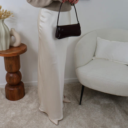 Optez pour cette jupe extra longue en satin, parfaite pour ajouter une touche de glamour à votre garde-robe. Sa fermeture éclair sur le côté facilite l’enfilage tout en garantissant un ajustement optimal. Confectionnée dans un tissu fluide, elle est disponible dans plusieurs couleurs pour s’adapter à toutes vos envies. Cette jupe est idéale pour sublimer la silhouette, en particulier pour les grandes tailles.
