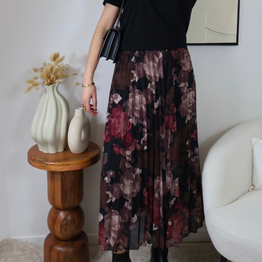 Jupe plissée en voile multicolore

Ajoutez une touche vivante à votre garde-robe avec cette jupe plissée en voile, élégante et légère. Doublée pour un confort optimal, elle dispose d’une taille élastique qui s’adapte facilement. Parfaite pour un look chic et décontract