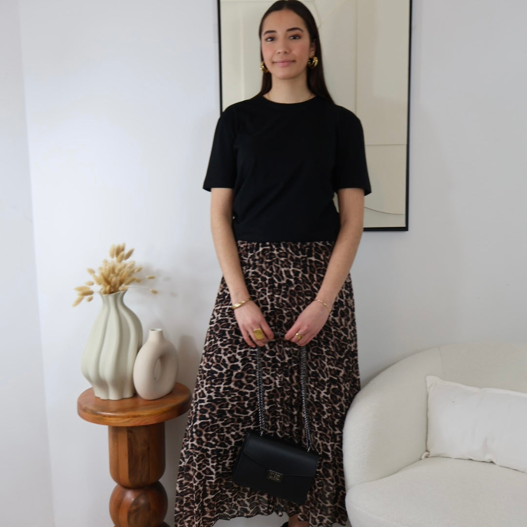 Jupe plissée en voile léopard élégante et légère

Ajoutez une touche tendance à votre garde-robe avec cette jupe plissée en voile au motif léopard. Élégante et légère, elle est doublée pour un confort optimal et dispose d’une taille élastique qui convient aux tailles 36 à 42. Parfaite pour un look chic et décontracté, cette jupe est un indispensable pour toutes les occasions.
