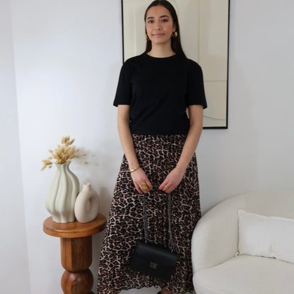 Jupe plissée en voile léopard élégante et légère

Ajoutez une touche tendance à votre garde-robe avec cette jupe plissée en voile au motif léopard. Élégante et légère, elle est doublée pour un confort optimal et dispose d’une taille élastique qui convient aux tailles 36 à 42. Parfaite pour un look chic et décontracté, cette jupe est un indispensable pour toutes les occasions.
