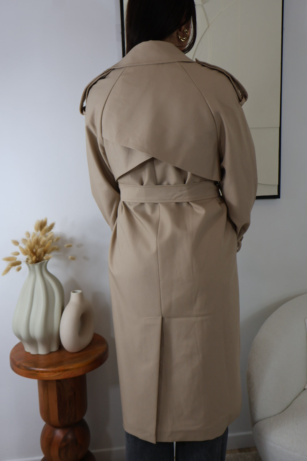 Veste camel cintrée avec épaulettes et bretelles raffinées

Mettez en valeur votre silhouette avec notre veste camel à taille ceinturée, offrant un ajustement parfait. Les épaulettes et les bretelles au poignet ajoutent une touche de sophistication, tandis que l’empiècement croisé au dos assure un style unique. Doublée pour un confort optimal, cette veste présente une fermeture à double boutonnage pour une finition élégante. La fente au milieu du dos permet une liberté de mouvement, rendant cette pièce idéa