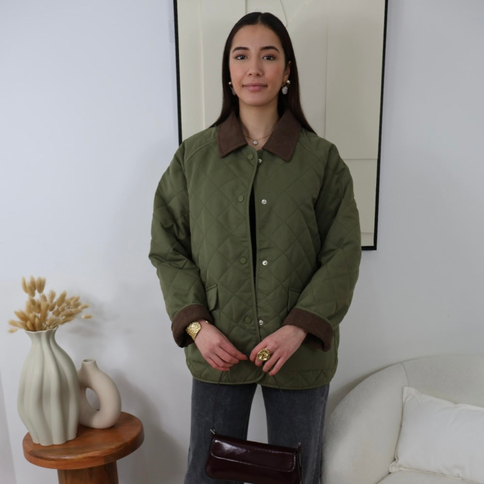 Veste matelassée kaki avec finition en velours

Élevez votre style avec notre veste matelassée camel, alliant confort et élégance. Dotée de deux grandes poches à l’avant, elle offre une touche pratique tout en restant tendance. Sa fermeture par boutons à pression assure une utilisation aisée. L’intérieur des manches en velours marron et le col à revers en velours ajoutent une finition raffinée. Parfaite pour les journées fraîches, cette veste devient un indispensable de votre garde-robe.

