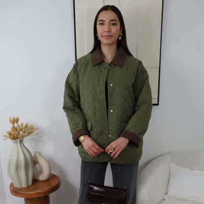 Veste matelassée kaki avec finition en velours

Élevez votre style avec notre veste matelassée camel, alliant confort et élégance. Dotée de deux grandes poches à l’avant, elle offre une touche pratique tout en restant tendance. Sa fermeture par boutons à pression assure une utilisation aisée. L’intérieur des manches en velours marron et le col à revers en velours ajoutent une finition raffinée. Parfaite pour les journées fraîches, cette veste devient un indispensable de votre garde-robe.
