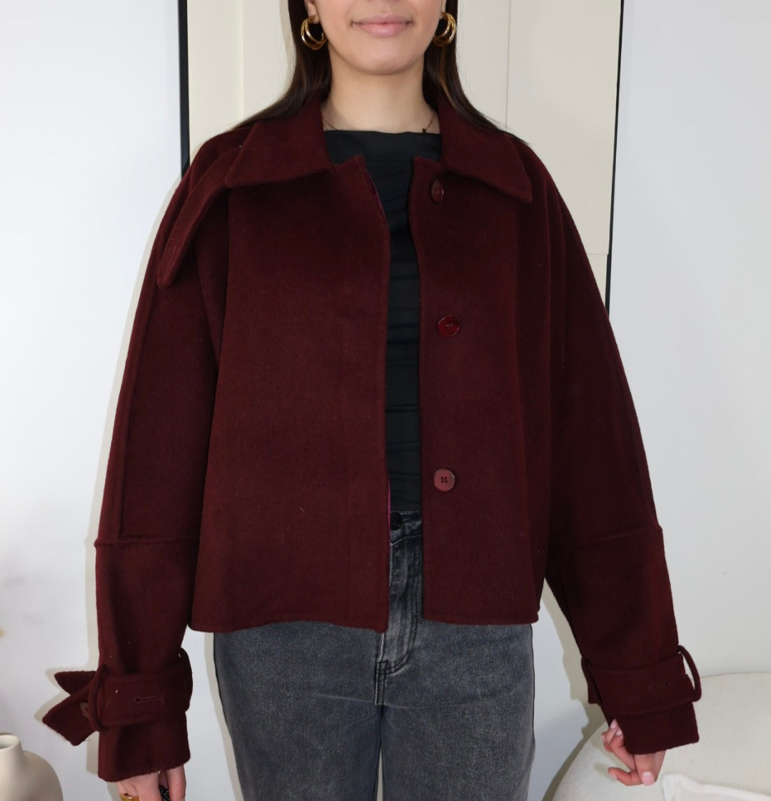 Pull en laine véritable bordeaux fait à la main

Découvrez notre pull en laine véritable de couleur bordeaux, conçu pour allier chaleur et confort pendant les journées froides. Fabriqué à la main avec soin, ce pull de 54 cm de longueur est parfait pour compléter vos tenues tout en maintenant un style élégant. En choisissant ce vêtement, vous optez pour une pièce unique qui ne compromet jamais le style. Un incontournable pour votre garde-robe d’hiver !
