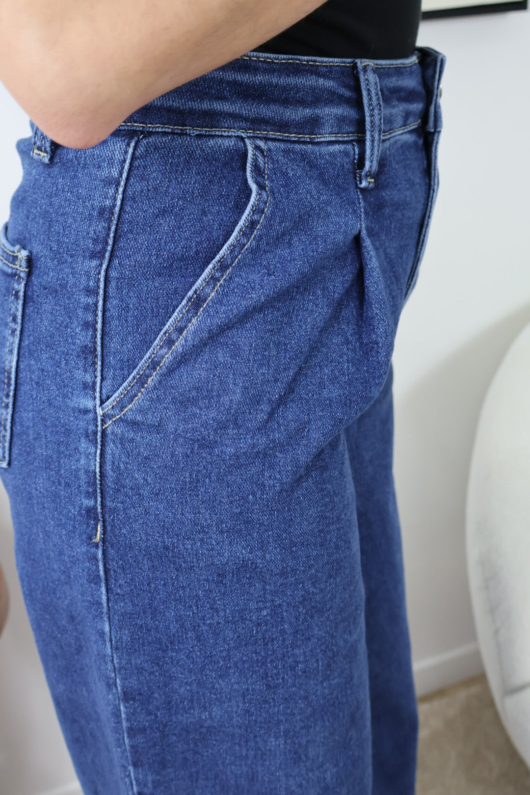 LANGE MEL-JEANS MIT WEITEM Bein