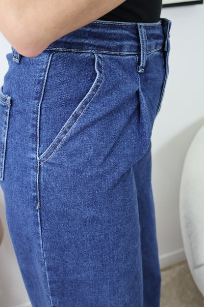 LANGE MEL-JEANS MIT WEITEM Bein