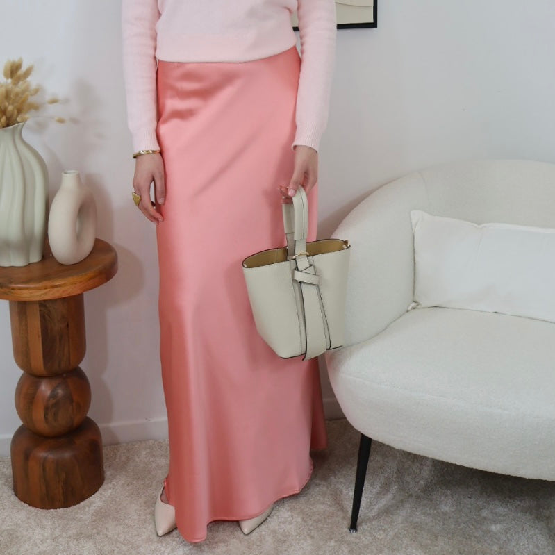 Jupe extra longue élégante et fluide, parfaite pour un look chic et intemporel