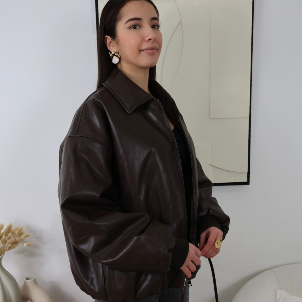 Veste en simili cuir avec manches côtelées

Apportez une touche de modernité à votre garde-robe avec notre veste en simili cuir, conçue pour le confort et le style. Dotée de manches côtelées et d’une fermeture éclair, elle offre une silhouette tendance et pratique. Sa poche latérale ajoute une fonctionnalité supplémentaire pour vos petits essentiels. Doublée pour un confort optimal, cette veste est un choix parfait pour toutes les saisons, s’adaptant harmonieusement à divers styles. Faites de cette pièce un