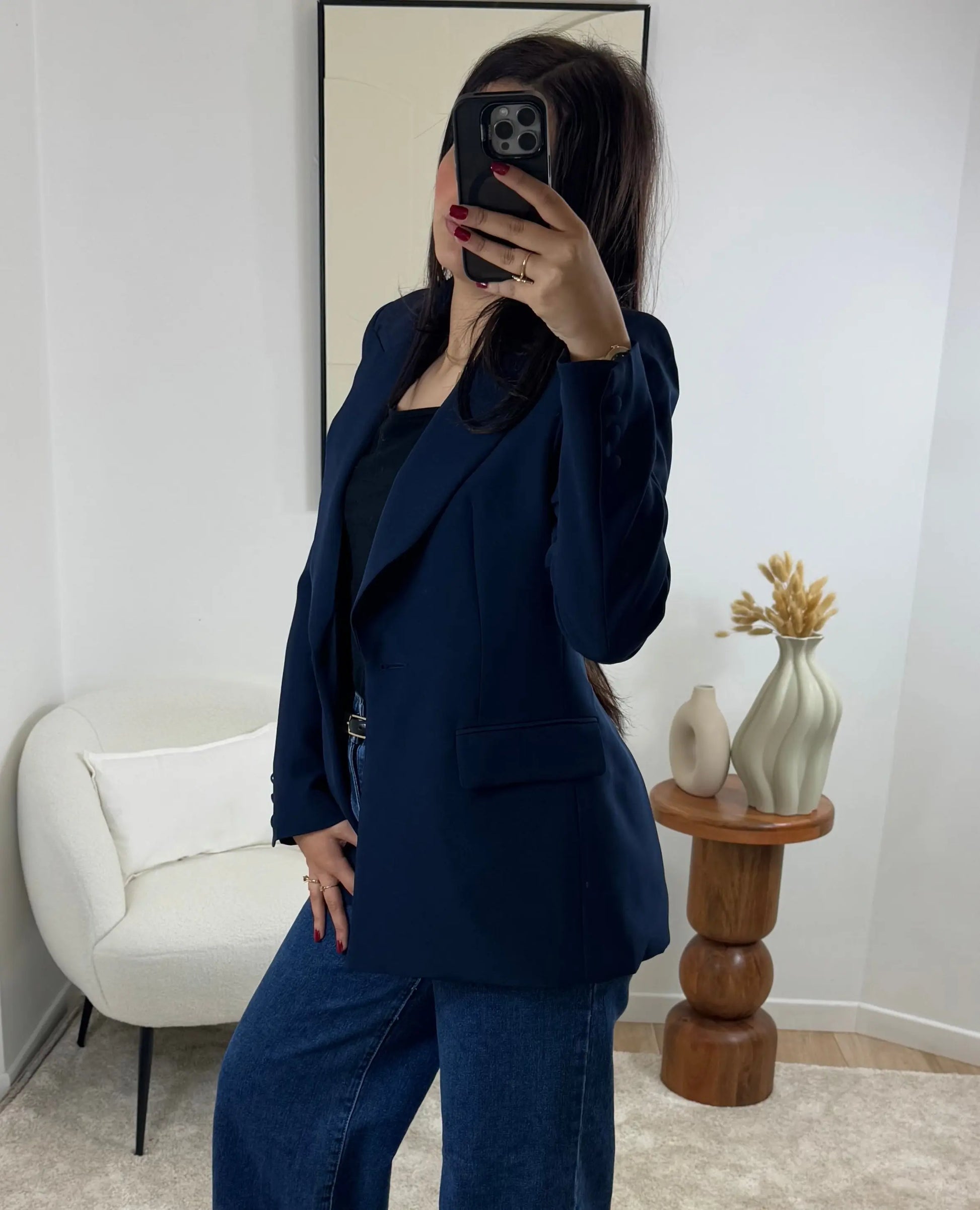 Veste cintrée marine avec épaulettes

Ajoutez une touche de sophistication à votre tenue avec notre veste cintrée marine, mettant en valeur des épaulettes qui sculptent la silhouette. Dotée d’un bouton central pour une fermeture élégante, elle présente un col à revers qui rehausse son style raffiné. Le fond en auto au milieu du dos ajoute une finition unique à cette pièce intemporelle. Idéale pour les occasions professionnelles ou les sorties élégantes, cette veste est un incontournable de votre garde-robe.