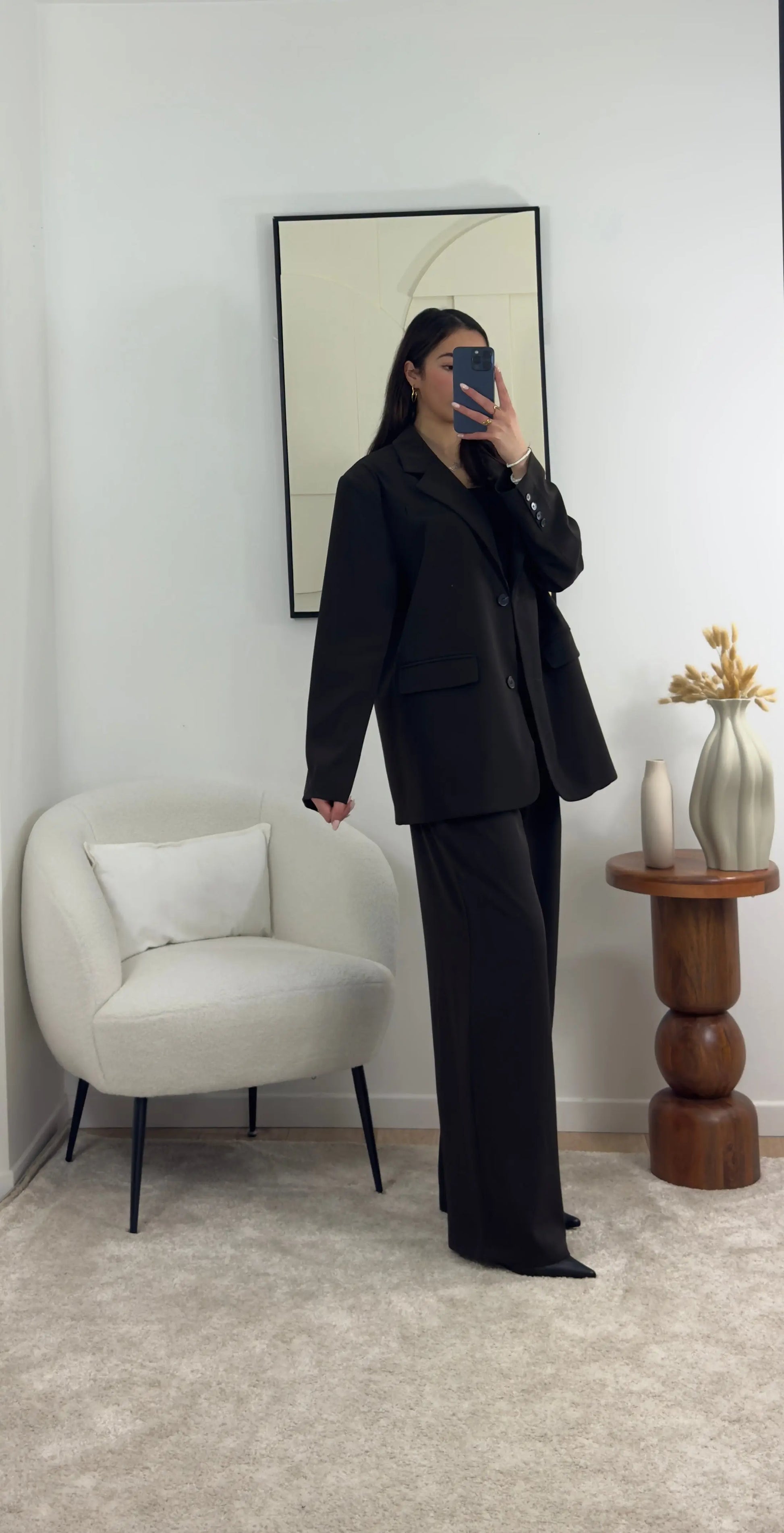 Veste marron chocolat au style élégant et contemporain

Découvrez notre veste marron chocolat, un incontournable pour un look à la fois décontracté et moderne. Son design oversize offre une allure tendance, tandis que la fermeture à deux boutons sur le devant ajoute une touche d’élégance. Les poches passepoilées et les quatre boutons alignés sur les poignets apportent des détails raffinés, tandis que les épaulettes intégrées renforcent le côté masculin et structuré de la pièce. Parfaite pour être associée a