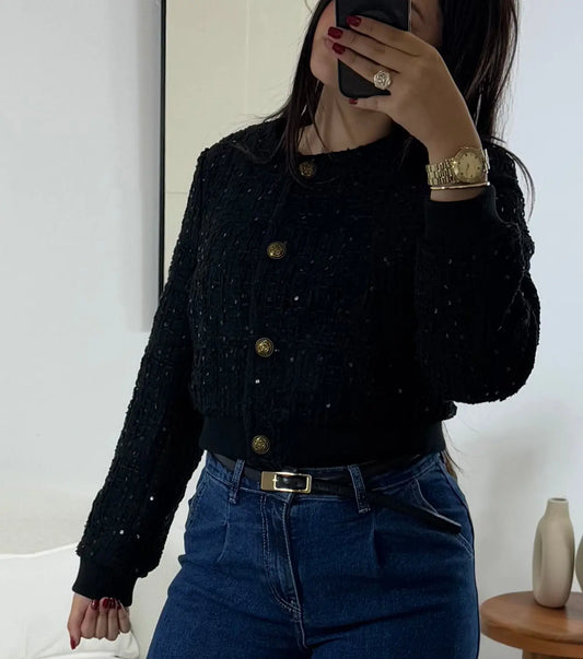 BOMBERS COURT SEQUIN Noza & Co

Bomber court en tissu noir avec sequins

Ajoutez une touche de brillance à votre garde-robe avec notre bomber court en tissu noir, orné de sequins qui confèrent une élégance unique. Les détails en boutons dorés séparés ajoutent une note raffinée, faisant de ce bomber un choix parfait pour rehausser n’importe quelle tenue. Avec une longueur de 48 cm, il se marie aisément à divers styles, que ce soit pour une soirée ou une occasion spéciale. Ce bomber allie confort et tendance,