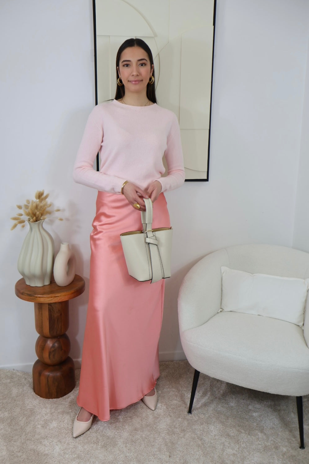 Optez pour cette jupe extra longue en satin, parfaite pour ajouter une touche de glamour à votre garde-robe. Sa fermeture éclair sur le côté facilite l’enfilage tout en garantissant un ajustement optimal. Confectionnée dans un tissu fluide, elle est disponible dans plusieurs couleurs pour s’adapter à toutes vos envies. Cette jupe est idéale pour sublimer la silhouette, en particulier pour les grandes tailles.