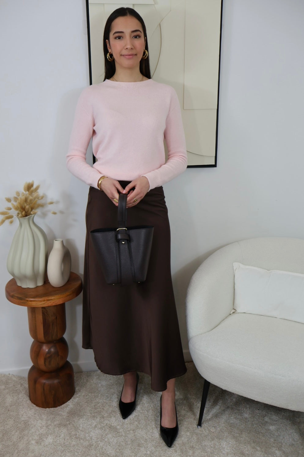 Jupe mi-longue en tissu fluide chocolat

Découvrez notre jupe mi-longue en tissu fluide couleur chocolat, parfaite pour ajouter une touche d’élégance à votre garde-robe. Conçue avec une fermeture éclair sur le côté pour un enfilage facile, elle offre un style féminin et raffiné. Idéale pour les occasions spéciales ou les sorties, cette jupe est un incontournable pour un look chic.