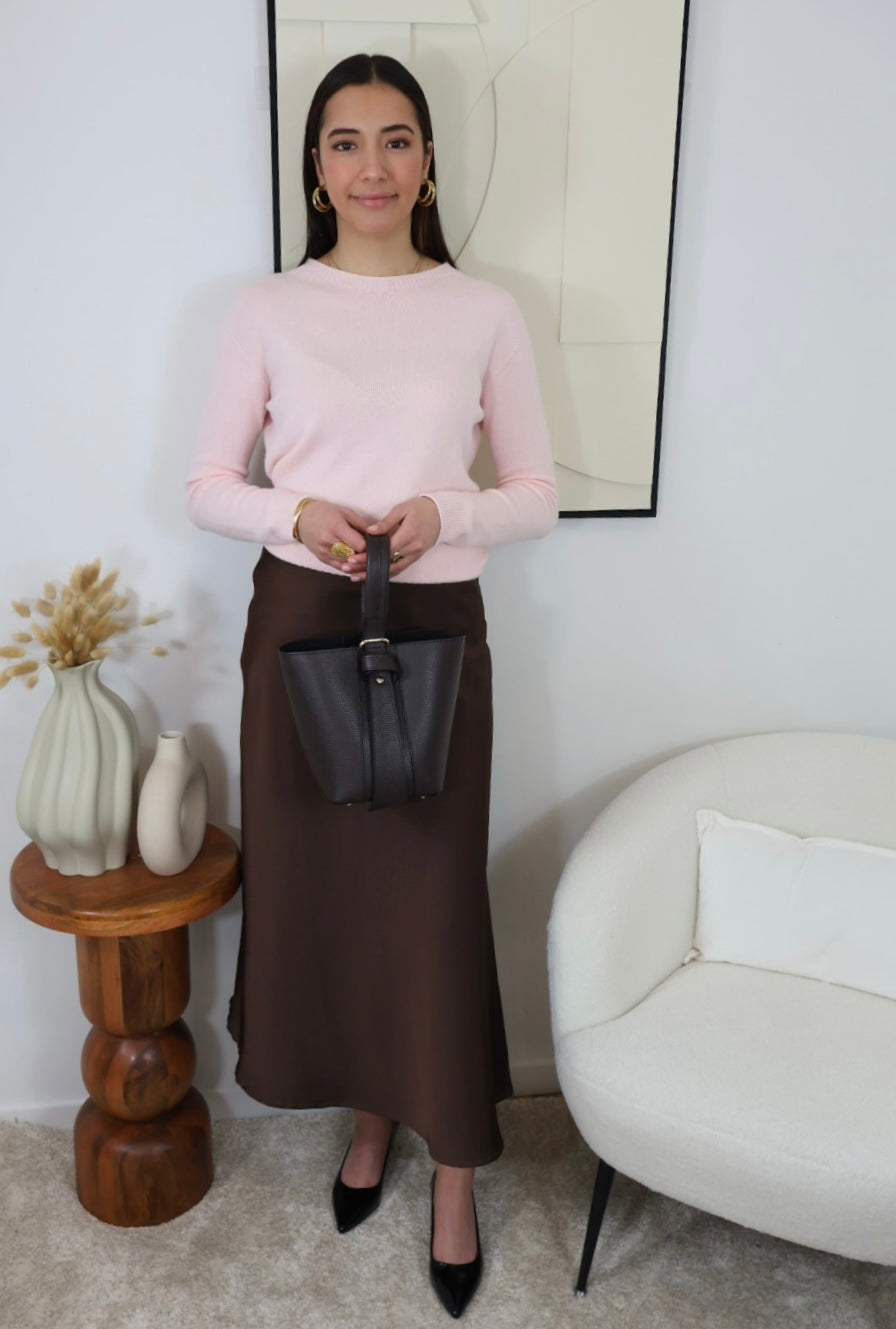 Jupe mi-longue en tissu fluide chocolat, fermeture éclair sur le côté pour un enfilage facile. Longueur de 90 cm, idéale pour un look élégant et féminin. Disponible en 100 % polyester, parfaite pour les occasions spéciales et les sorties.