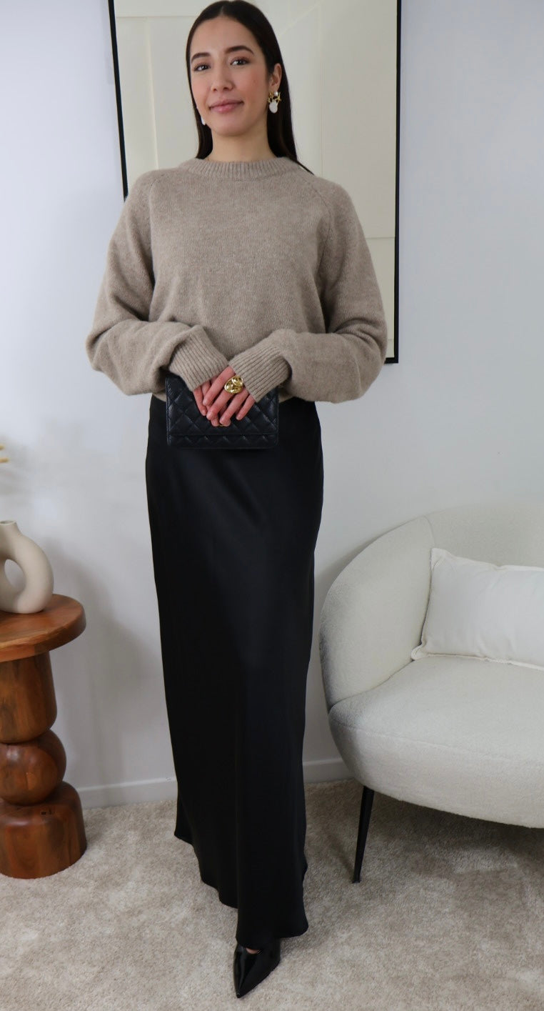 Jupe extra longue en satin noir avec fermeture éclair latérale, conçue pour sublimer la silhouette et offrir un ajustement parfait. Idéale pour les grandes tailles, cette jupe fluide est disponible en plusieurs couleurs. Modèle porté en taille M, longueur 112 cm