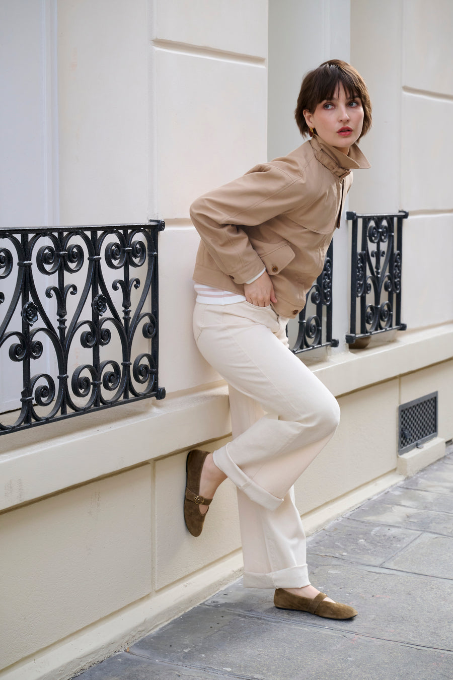 Trench courte beige avec col à cordons