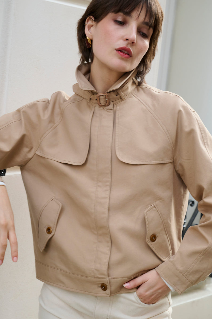 Trench courte beige avec col à cordons