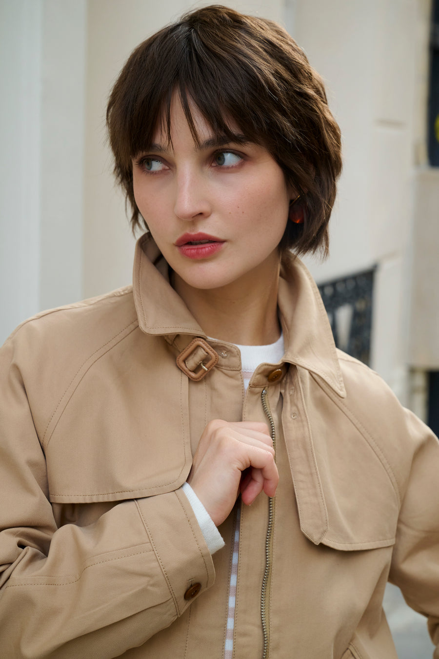 Trench courte beige avec col à cordons