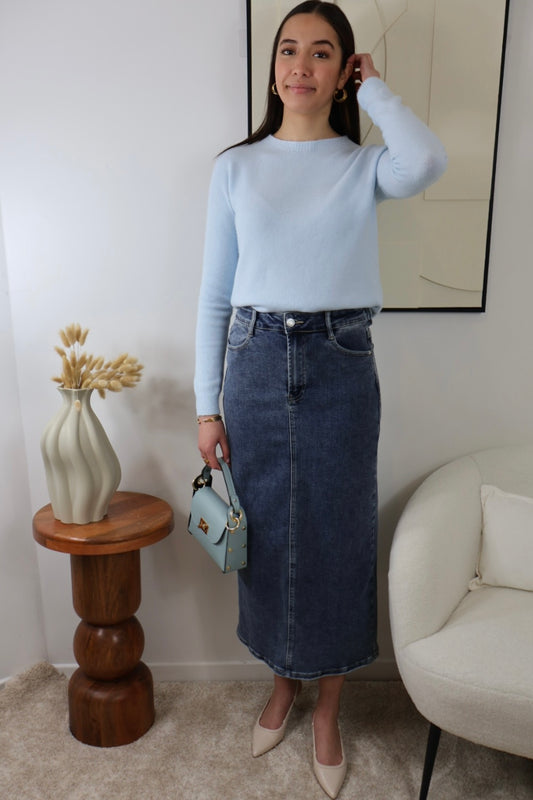 Jupe longue en jean bleu alliant style et confort

Découvrez notre jupe longue en jean bleu, parfaite pour allier style et confort au quotidien. Elle se ferme avec une fermeture éclair et un bouton, et est munie de passants pour ceinture pour un ajustement idéal. Dotée de deux petites poches à l’avant et de deux poches à l’arrière, cette jupe allie fonctionnalité et tendance. Un incontournable pour toutes les occasions !
