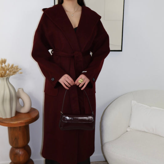 Manteau élégant bordeaux avec capuche intégrée

Découvrez notre manteau élégant en couleur bordeaux, parfait pour allier style et praticité. Doté d’une capuche intégrée, ce manteau vous permet de rester au chaud tout en étant à la mode. Les deux grandes poches à l’avant sont idéales pour garder vos mains au chaud. Sa ceinture ajustable met en valeur votre silhouette, tandis que les manches longues avec bouton ajoutent une touche de sophistication. Fabriqué à la main, ce manteau est conçu pour offrir chaleur