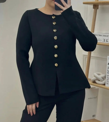 GILET EN MAILLE UNI Noza & Co

Gilet en maille uni à manches longues

Découvrez notre gilet en maille uni à manches longues, conçu pour ajouter une touche de style à vos tenues. Avec son bas évasé, il offre une silhouette flatteuse tout en étant confortable. La fermeture à boutons dorés apporte une note d’élégance, tandis que le tissu épais assure chaleur et confort. Ce gilet est parfait pour superposer vos looks, que ce soit pour une journée décontractée ou une sortie plus habillée. Faites de ce gilet un e