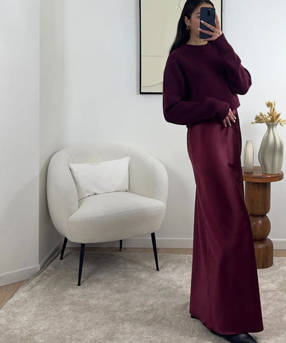 Titre SEO : Jupe Extra Longue en Satin Bordeaux - Élégance pour Grandes Tailles

Texte alternatif SEO : Jupe extra longue en satin bordeaux, idéale pour sublimer votre silhouette. Dotée d’une fermeture éclair sur le côté pour un enfilage facile, elle est disponible en tailles S, M et L (110 à 114 cm). Conçue pour les grandes tailles, cette pièce fluide en 100 % polyester ajoute une touche de glamour à votre garde-robe.