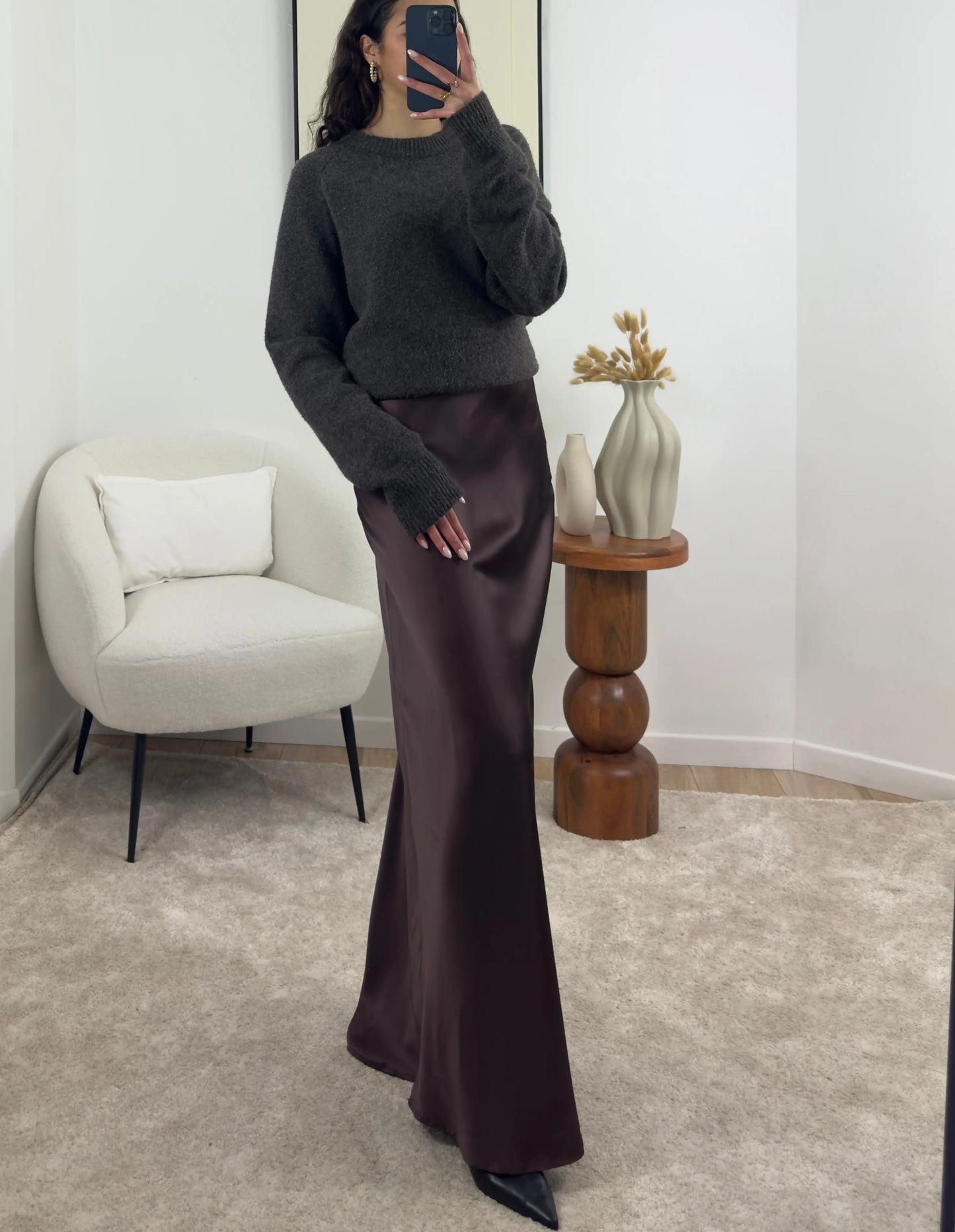 Optez pour cette jupe extra longue en satin, parfaite pour ajouter une touche de glamour à votre garde-robe. Sa fermeture éclair sur le côté facilite l’enfilage tout en garantissant un ajustement optimal. Confectionnée dans un tissu fluide, elle est disponible dans plusieurs couleurs pour s’adapter à toutes vos envies. Cette jupe est idéale pour sublimer la silhouette, en particulier pour les grandes tailles.