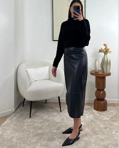 Jupe mi-longue en similicuir noir chic et moderne

Ajoutez une touche de modernité et de chic à votre garde-robe avec cette jupe mi-longue en similicuir noir. Conçue avec une fermeture éclair à l’arrière pour un enfilage facile, cette jupe est parfaite pour créer des looks élégants. Avec une longueur de 85 cm, elle s’adapte à diverses occasions. Un indispensable pour les fashionistas !