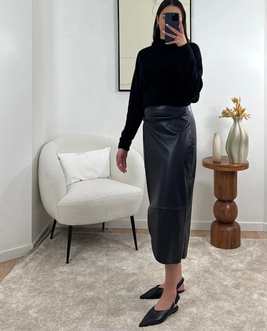 Jupe mi-longue en similicuir noir chic et moderne

Ajoutez une touche de modernité et de chic à votre garde-robe avec cette jupe mi-longue en similicuir noir. Conçue avec une fermeture éclair à l’arrière pour un enfilage facile, cette jupe est parfaite pour créer des looks élégants. Avec une longueur de 85 cm, elle s’adapte à diverses occasions. Un indispensable pour les fashionistas !