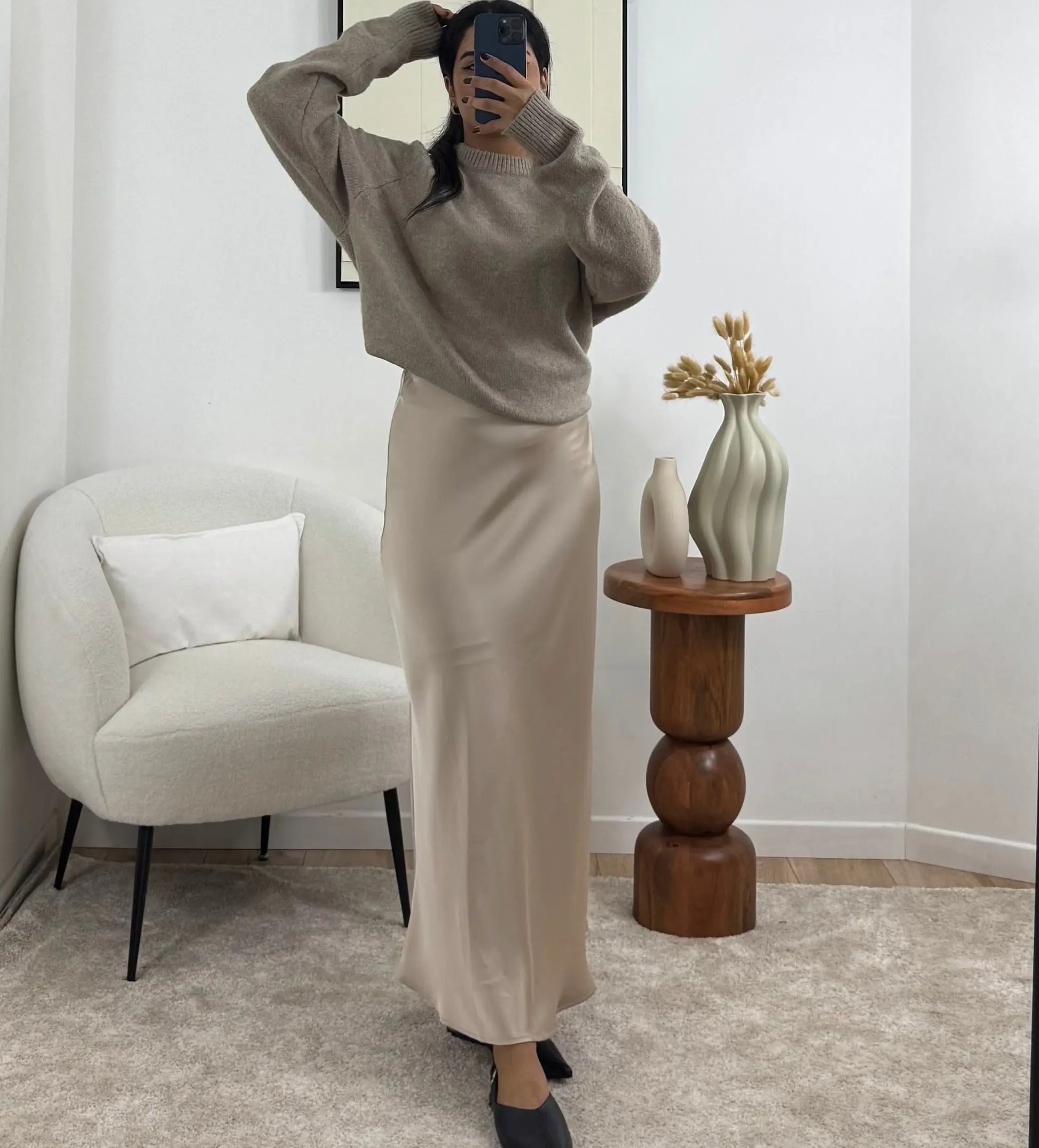 Titre SEO : Jupe en Satin Fluide Beige - Élégance et Confort

Texte alternatif SEO : Jupe en satin fluide beige, parfaite pour un look sophistiqué. Avec son élastique large à l’intérieur, elle offre un maintien optimal tout en restant invisible, pour un style élégant. Taille haute pour un effet flatteur, disponible en S/M (102 cm) et L/XL (104 cm). Conçue en 100 % polyester, cette jupe est idéale pour les occasions spéciales et les sorties.