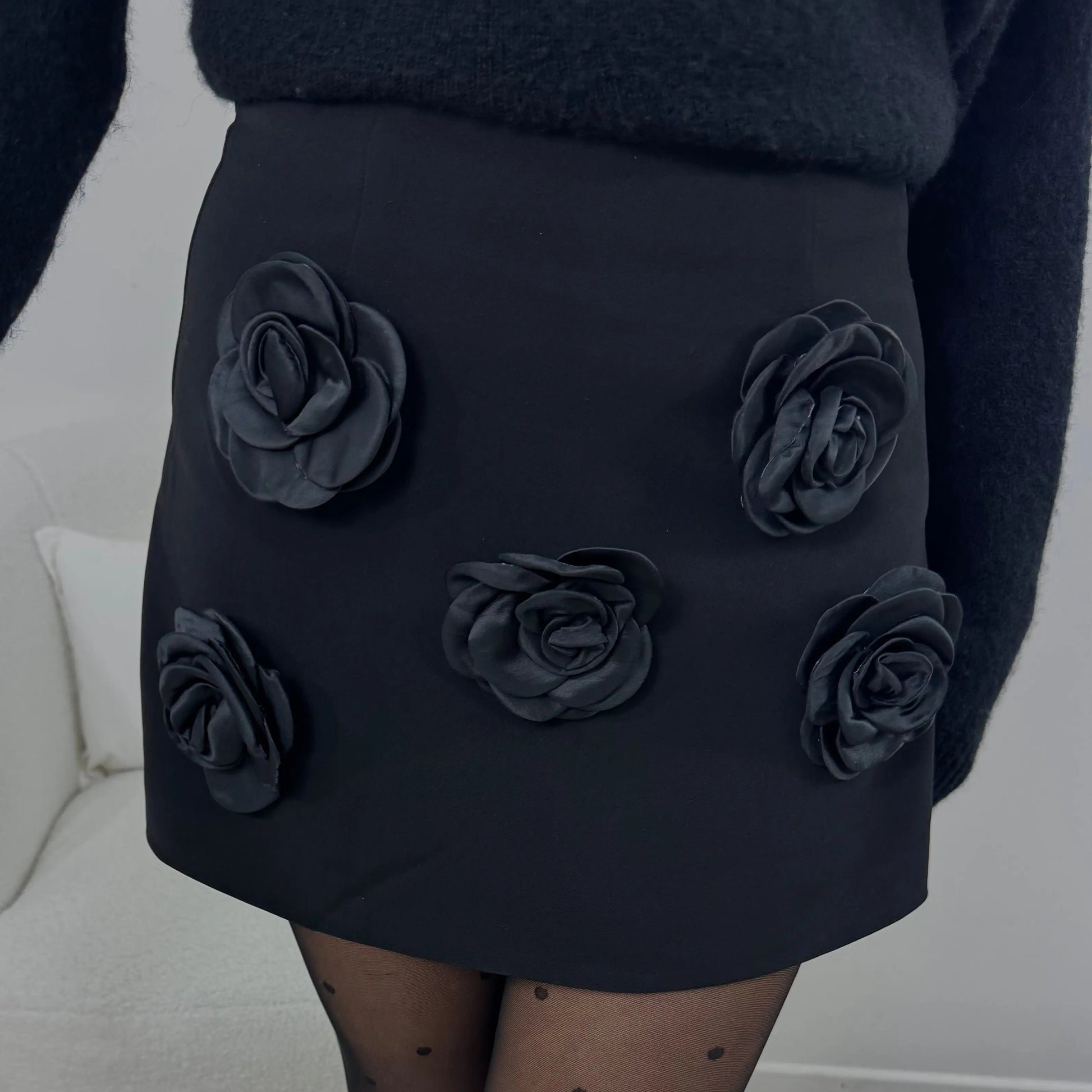 Mini jupe short noire avec détails floraux en relief

Découvrez notre mini jupe short alliant confort et style moderne. Conçue avec une fermeture éclair sur le côté pour un enfilage facile, cette jupe est parfaite pour un look tendance. Ses détails floraux en relief en satin sur le devant ajoutent une touche élégante et féminine. Disponible dans plusieurs tailles, elle est un indispensable pour toutes les occasions.
