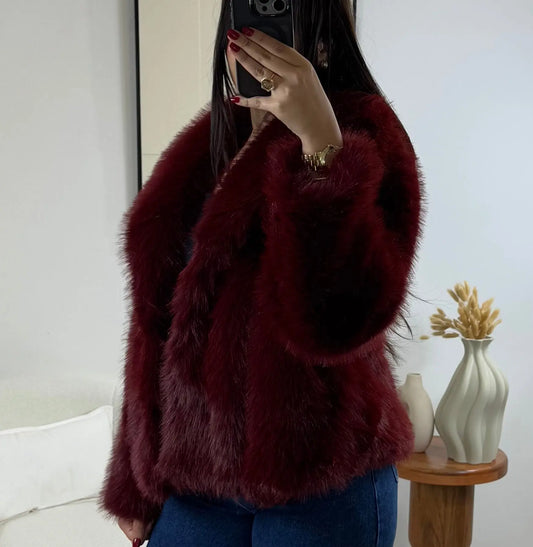 Manteau en fourrure bordeaux avec col à revers

Ajoutez une touche de sophistication à votre garde-robe avec notre manteau en fourrure bordeaux à col à revers. Conçu avec des manches longues et des poches sur les côtés, il se ferme facilement avec des boutons à pression, alliant style et praticité. Sa doublure douce et confortable vous garantit une chaleur agréable pendant les journées fraîches. Ce manteau est un incontournable pour celles qui recherchent élégance et confort.
